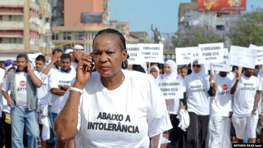 Alice Mabote numa manifestação pelos direitos humanos em Maputo. Outubro 2013