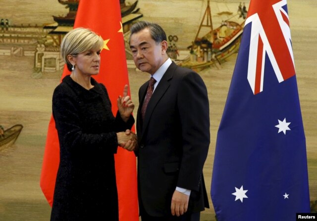 Ngoại trưởng Australia Julie Bishop nói chuyện với Ngoại trưởng Trung Quốc Vương Nghị tại Bắc Kinh, ngày 17/2/2016.