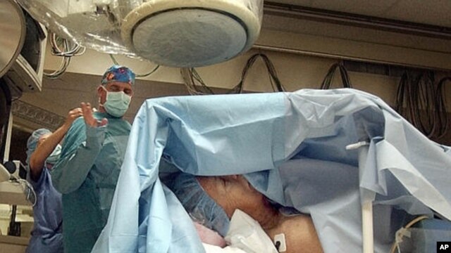 Dr. Alistair Fyfe (kiri) sedang bersiap untuk memasang implan untuk alat pacu jantung unntuk James Thompson (81 tahun) di Medical City Hospital, Dallas (Foto: dok). Para periset di Cedars-Sinai Heart Institute di Los Angeles menciptakan alat pacu jantung alami dengan menyisipkan gen tunggal yang disebut Tbx18.
