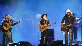 Estrellas del ‘country’ usaron sus composiciones como catarsis para expresar sus emociones ante los atentados del 11 de septiembre. En esta foto Willie Nelson (centro), Toby Keith (derecha) y Zach Brown. 