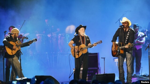 Estrellas del ‘country’ usaron sus composiciones como catarsis para expresar sus emociones ante los atentados del 11 de septiembre. En esta foto Willie Nelson (centro), Toby Keith (derecha) y Zach Brown. 