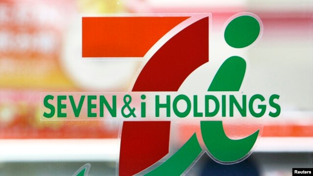 Logo de la empresa Seven & I que maneja la mayoría de tiendas que pertenecían a una red que contrataba inmigrantes indocumentados en Estados Unidos.