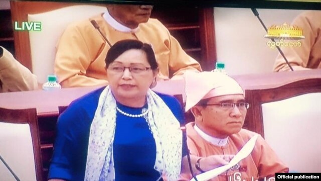 NLD ပုလဲၿမိဳ႕နယ္မဲဆႏၵ နယ္ ျပည္သူ႔လႊတ္ေတာ္ကိုယ္စားလွယ္ ေဒၚခင္စန္းလႈိင္မွ အေရးႀကီးအဆိုတင္သြင္းေနစဥ္