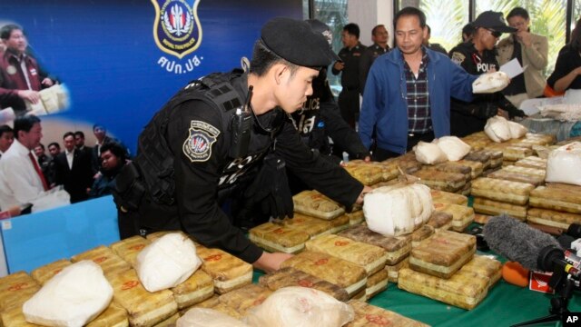 泰国警察在举行记者会之前摆放他们缉获的安非他明（2013年2月15日）