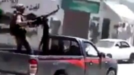 Imagen tomada de un video aficionado muestra un combatiente rebelde durante los combates con las tropas sirias, en el vecinadario de Midan, en Damasco, el 19 de julio de 2012.