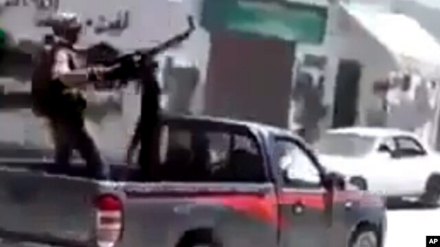 Imagen tomada de un video aficionado muestra un combatiente rebelde durante los combates con las tropas sirias, en el vecinadario de Midan, en Damasco, el 19 de julio de 2012.