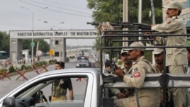 Paravojne snage ispred glavnog ulaza u bazu Kamra u Pakistanu
