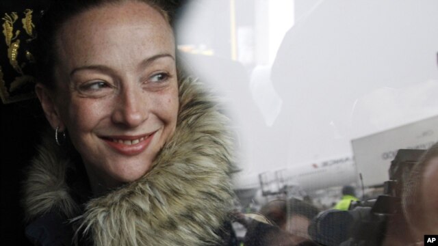 Florence Cassez sonríe al aterrizar en el aeropuerto de Roissy, en París. En una entrevista, la francesa acepató haber sido ingenual al involucrarse con un secuestrador mexicano.
