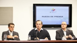 Bộ trưởng Ngoại giao Ecuador Ricardo Patino (giữa) mở cuộc họp báo liên quan đến vụ nhà sáng lập trang web Wikileaks xin tị nạn