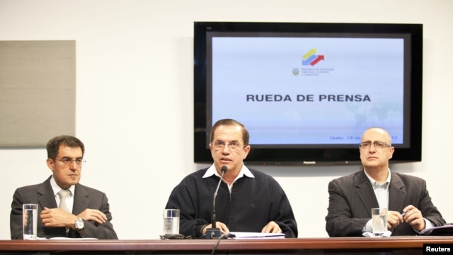Bộ trưởng Ngoại giao Ecuador Ricardo Patino (giữa) mở cuộc họp báo liên quan đến vụ nhà sáng lập trang web Wikileaks xin tị nạn