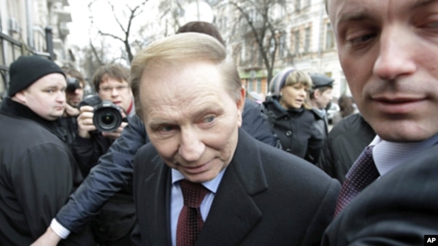 Former Ukrainian president Leonid Kuchma (c) arrives at the general prosecutor's office in Kyiv,  March 24, 2011
