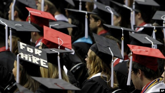 Un anuncio en la toga de graduación marca las dificultades que enfrentan los nuevos profesionales para conseguir un buen trabajo en EE.UU.