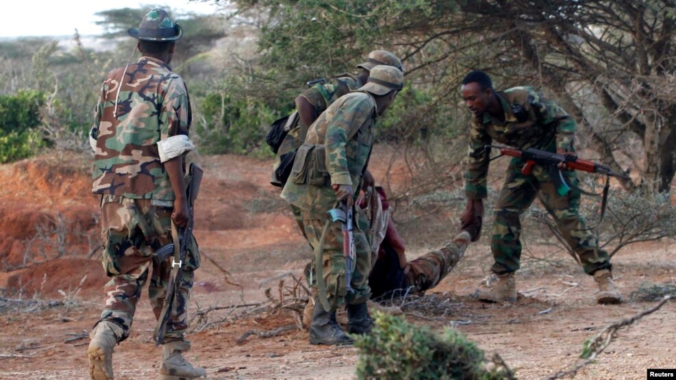 Wanajeshi wa Somalia wakimsaidia mwenzao ambaye amejeruhiwa na wanachama wa Al Shabaab katika mji wa Barawe.