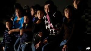 Un grupo de inmigrantes de Honduras y El Salvador que cruzaron la frontera entre México y EE.UU. ilegalmente son detenidos en Granjeno, Texas.