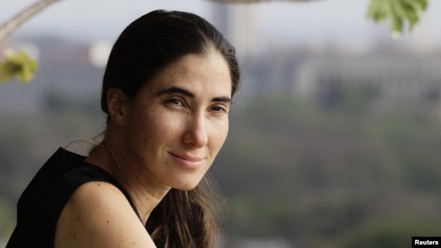 Yoani Sanchez en el balcón de su casa en La Habana.  La bloguera denuncia que ha pedido permiso para salir del país en 20 ocasiones.