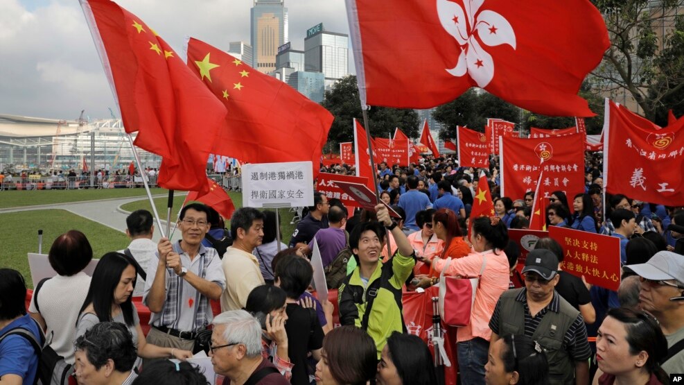 数以万计的香港人集会，支持中国人大解释法律，阻止两名当选议员就职，反对港独（2016年11月13日）