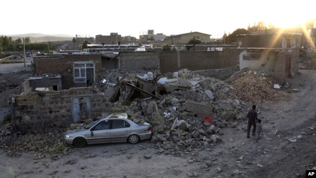 Nhà cửa đổ nát sau trận động đất ở thành phố Varzaqan, tây bắc Iran, 11/8/2012