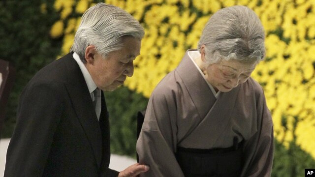 Nhật hoàng Akihito và Hoàng hậu Michiko dự một buổi quốc lễ để tưởng nhớ hơn 2 triệu quân nhân và thường dân Nhật Bản đã chết trong Thế chiến thứ Hai