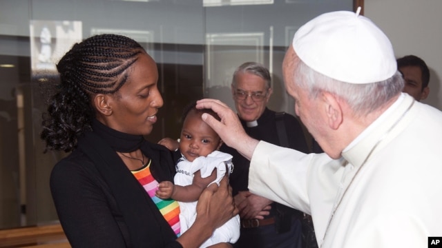 Meriam na mwanaye Maya wakiwa  Vatican na Papa Francis, July 24, 2014. 