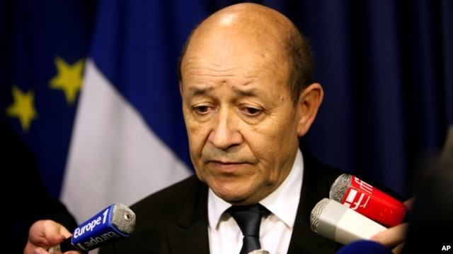 Bộ trưởng Quốc phòng Pháp Jean-Yves Le Drian trong một cuộc họp báo ở Paris, 12/1/2013