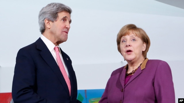 John Kerry y la jefa de Estado alemana, Ángela Merkel, este martes en Berlín.