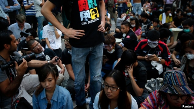 Người xuống đường ủng hộ dân chủ phong tỏa một con đường sau khi cảnh sát dỡ các rào cảng tại một địa điểm biểu tình ở quận thương mại Mongkok, 17/10/14