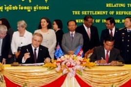 Campuchia đồng ý nhận hơn 1.000 người tỵ nạn để đối lấy điều được mô tả là một kế hoạch viện trợ 30 triệu đôla của Úc.