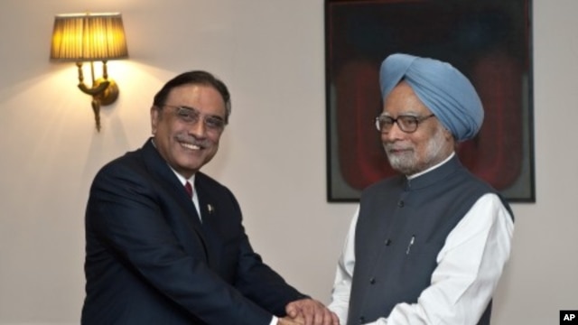 Indian Prime Minister Manmohan Singh (R) shakes hands with Pakistan President Asif Ali Zardari during a meeting in New Delhi, April 8, 2012.