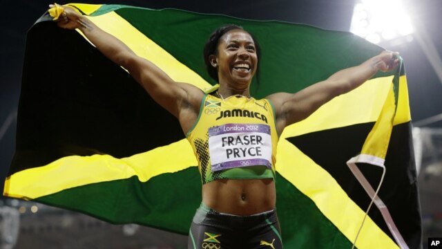 La jamaiquina Shelly-Ann Fraser-Pryce celebra su medalla de oro en la final de los 100 metros planos femenino.
