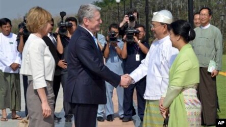 ဂ်ာမဏီသမၼတ Joachim Gauck အား  သမၼတဦးသိန္းစိန္နဲ႔ ဇနီးတို႔က ႏႈတ္ဆက္ႀကိဳဆိုေနစဥ္။ (ေဖေဖာ္ဝါရီ ၁၀၊ ၂၀၁၄)