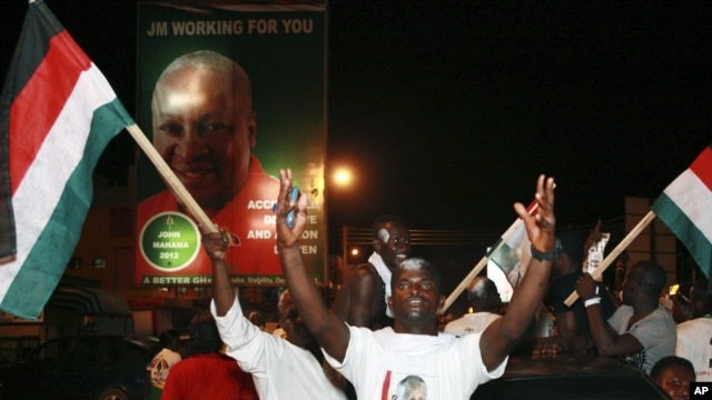 Des partisans du Président John Dramani Mahama célébrant la victoire de leur candidat à l'élection présidentielle, Accra, Ghana, 9 décembre, 2012.