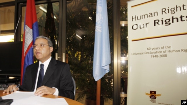 Surya Subedi, U.N. special rapporteur for human rights in Cambodia, speaks at a press conference in Phnom Penh, Cambodia, during a trip in February 2011 (FILE PHOTO).