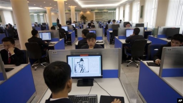 지난해 4월 북한 평양의 김일성 대학 도서관에서 컴퓨터를 사용하는 학생들. (자료사진)