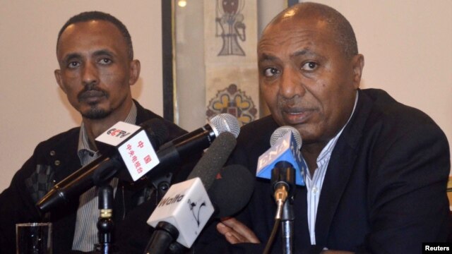  Ethiopian government spokesman Bereket Simon (R) makes the official announcement of the death of PM Meles Zenawi in Ethiopia's capital Addis Ababa, August 21, 2012.