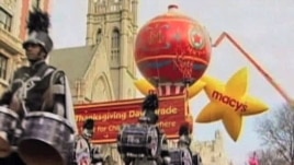 Parade Thanksgiving yang diselenggarakan oleh Macy's Departement Store di New York selalu menjadi tontonan menarik bagi ribuan warga dalam menyemarakkan suasana hari bersyukur yang telah menjadi tradisi warga Amerika setiap tahun ini (Foto: dok).