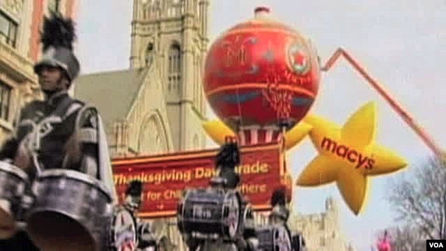 Parade Thanksgiving yang diselenggarakan oleh Macy's Departement Store di New York selalu menjadi tontonan menarik bagi ribuan warga dalam menyemarakkan suasana hari bersyukur yang telah menjadi tradisi warga Amerika setiap tahun ini (Foto: dok).