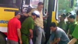 Bức ảnh trích từ video đại úy công an Minh đạp giày vào mặt anh Nguyễn Chí Đức.