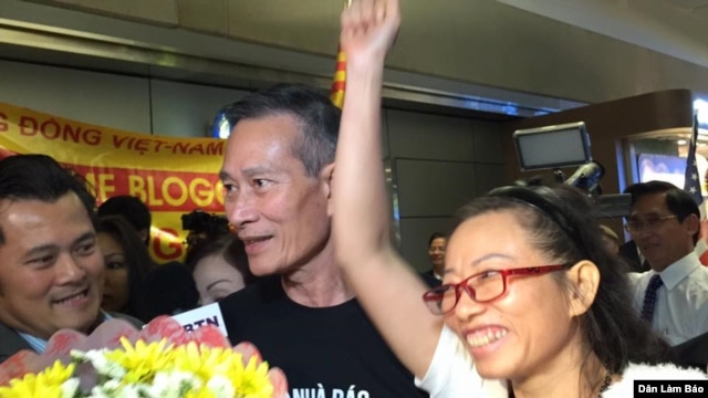Cộng đồng người Việt trong đó có blogger Điếu Cày ra đón blogger Tạ Phong Tần tại sân bay Los Angeles. Bị chính quyền hết sức căm ghét, nhưng Tạ Phong Tần lại được Bộ Ngoại giao Hoa Kỳ vinh danh là một trong những phụ nữ kiệt xuất và dũng cảm nhất trên thế giới.