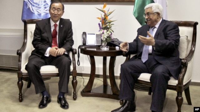 El presidente de la Autoridad Palestina Mahmoud Abbas conversa con el secretario general de la ONU, Ban Ki-moon. La ONU votará mañana el reconocimiento de Palestina.