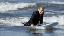 Competencia de disfraces en Santa Mónica, Los Ángeles. Un hombre disfrazado de G. W. Bush sobre las aguas.