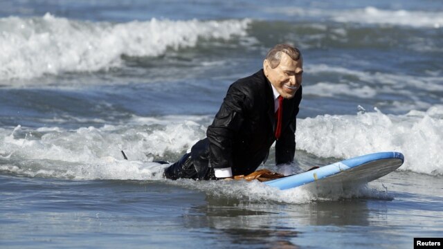 Competencia de disfraces en Santa Mónica en Los Ángeles. Un hombre disfrazado de G. W. Bush sobre las aguas.
