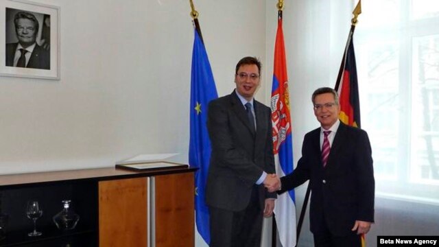 Prvi potpredsednik Vlade Srbije i ministar odbrane Aleksandar Vučić i ministar odbrane Nemačke Tomas de Mezijer rukuju se tokom današnjeg susreta u Berlinu. 