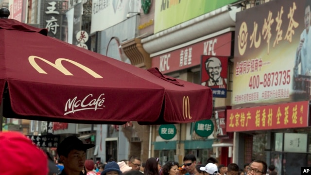 Các cửa tiệm, trong đó có McDonald’s, KFC, Burger King và Starbucks đã rút lại những sản phẩm có dùng thịt của công ty Husi. 