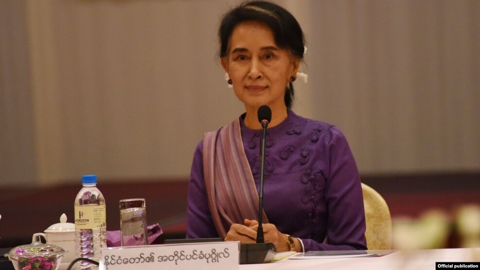 မေလးရွားႏိုင္ငံက Negri Sembilian ရဲစခန္းကို IS ၿခိမ္းေျခာက္ေရးသားပို႔လိုက္တဲ့စာထဲမွာ မေလးရွား၀န္ႀကီးခ်ဳပ္နဲ႕ ၀န္ႀကီးအခ်ိဳ႕အပါအ၀င္ ေဒၚေအာင္ဆန္းစုၾကည္ အမည္ကိုလည္း ထည့္သြင္းထားၿပီး အသက္အႏၱရာယ္ျခိမ္းေျခာက္ထားတယ္လို႔ မေလးရွား သတင္း ေတြမွာ ေဖာ္ျပပါတယ္။ (Photo- Myanmar State Counsellor FB )