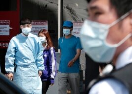 Hospital workers and visitors wear masks to guard against MERS at Seoul National University Hospital in South Korea, June 2015. (AP PHOTO)