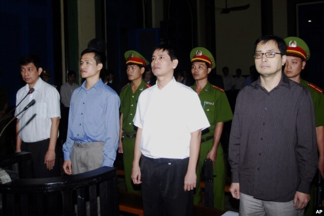 Từ trái: Trần Huỳnh Duy Thức, Nguyễn Tiến Trung, Lê Thăng Long và Lê Công Định tại Toà án Nhân dân TPHCM hôm 20/1/2010. Trần Huỳnh Duy Thức bị tuyên án nặng nhất trong bốn người.