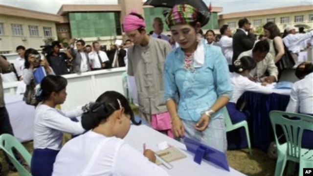 Volunteers in Shan ethnic traditional costume enroll to get ballots in a demonstration on voting for the upcoming general election, in Naypyitaw, Burma's new administrative capital, 18 Oct 2010