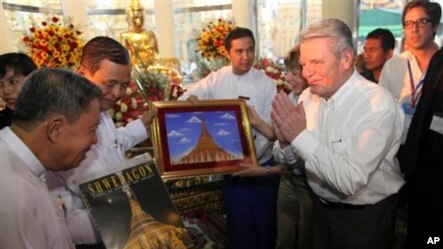ဂ်ာမဏီသမၼတ Joachim Gauck (ယာ) ေရႊတိဂံုေဂါပကအဖဲြ႔ႏွင့္ေတြ႔ဆံုစဥ္။ (ေဖေဖာ္ဝါရီလ ၉၊ ၂၀၁၄)