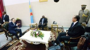 Democratic Republic of Congo President Joseph Kabila (C) speaks with UN Secretary General Ban Ki-Moon (L) and World Bank President Jim Yong Kim (R) during a meeting at the Nation Palace in Kinshasa, May 22, 2013.