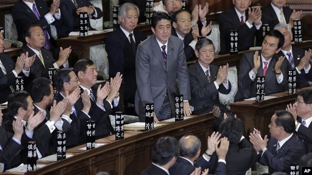 Ông Shinzo Abe đứng lên chào sau cuộc biểu quyết đưa ông trở lại chức vụ thủ tương 26/12/12